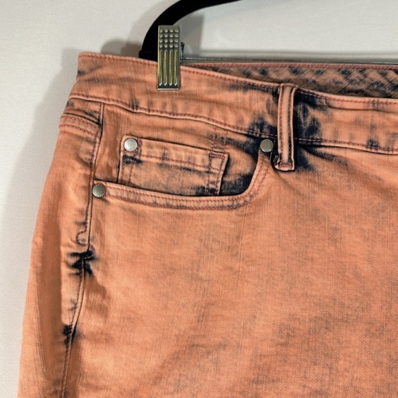 Torrid Mid Rise Midi Stretch Coral Acid Wash Denim Shorts - Picture 2 of 11